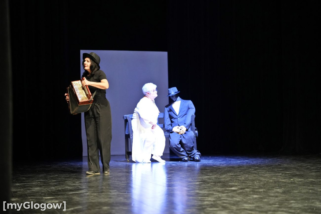 Aktorzy UTW na scenie teatru