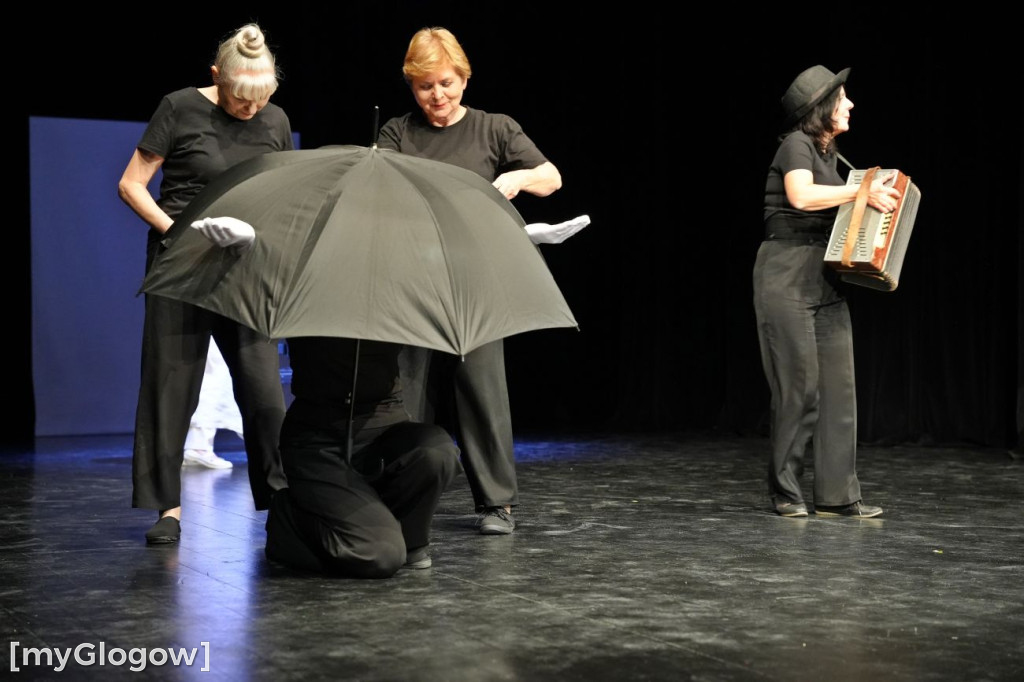 Aktorzy UTW na scenie teatru