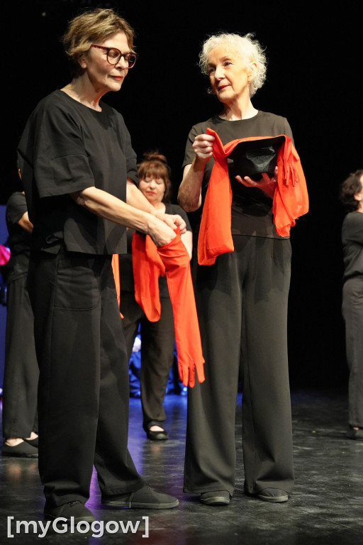 Aktorzy UTW na scenie teatru