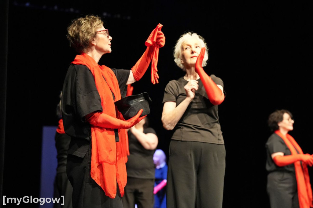 Aktorzy UTW na scenie teatru