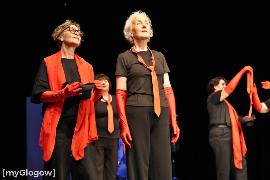 Aktorzy UTW na scenie teatru