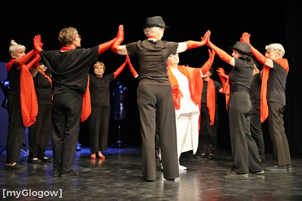 Aktorzy UTW na scenie teatru
