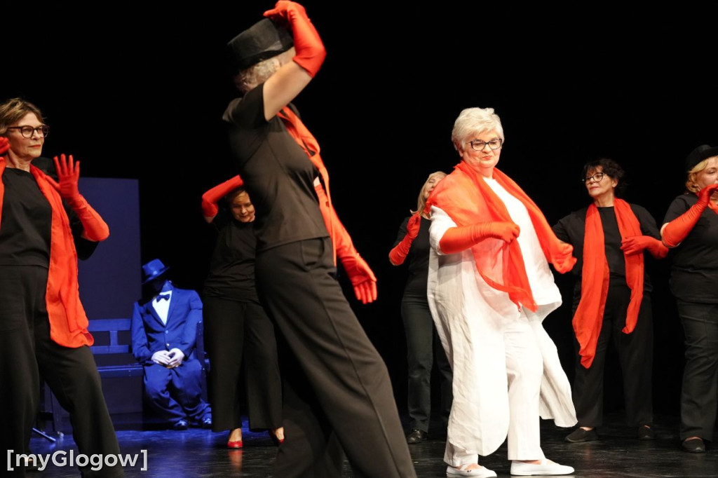 Aktorzy UTW na scenie teatru