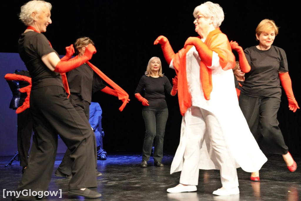 Aktorzy UTW na scenie teatru