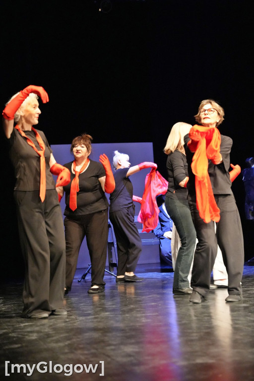 Aktorzy UTW na scenie teatru