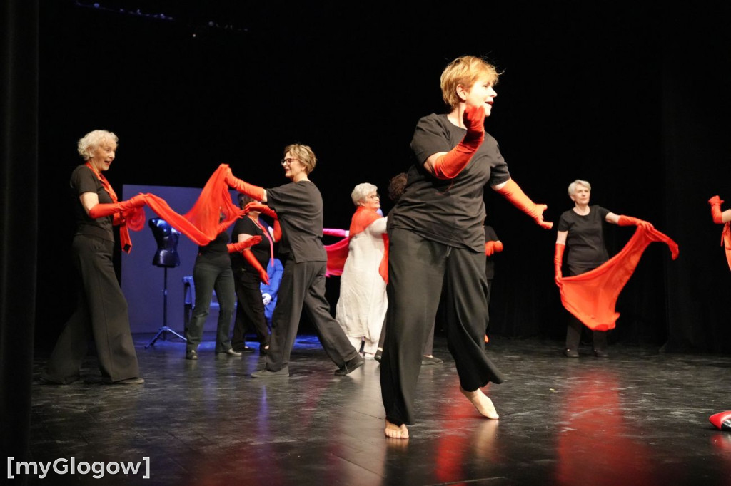 Aktorzy UTW na scenie teatru