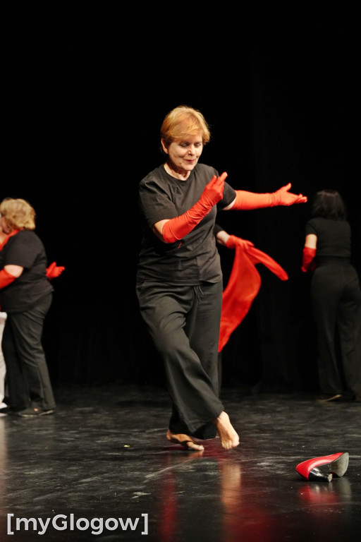 Aktorzy UTW na scenie teatru
