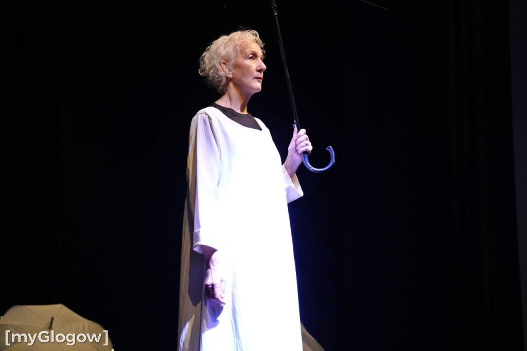 Aktorzy UTW na scenie teatru