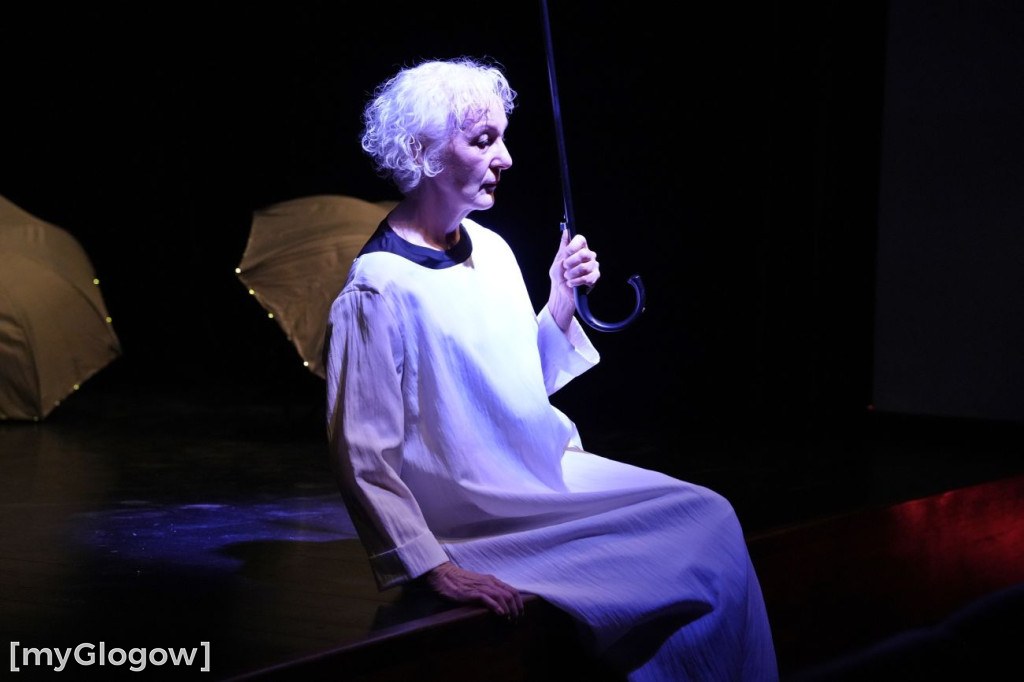 Aktorzy UTW na scenie teatru