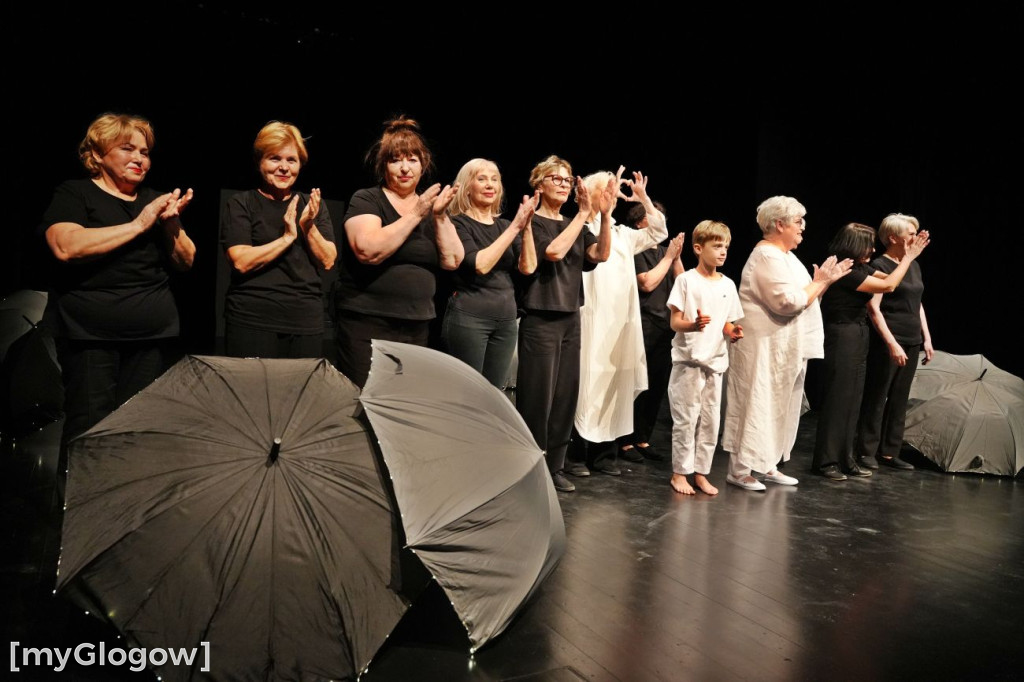 Aktorzy UTW na scenie teatru
