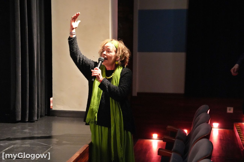 Aktorzy UTW na scenie teatru