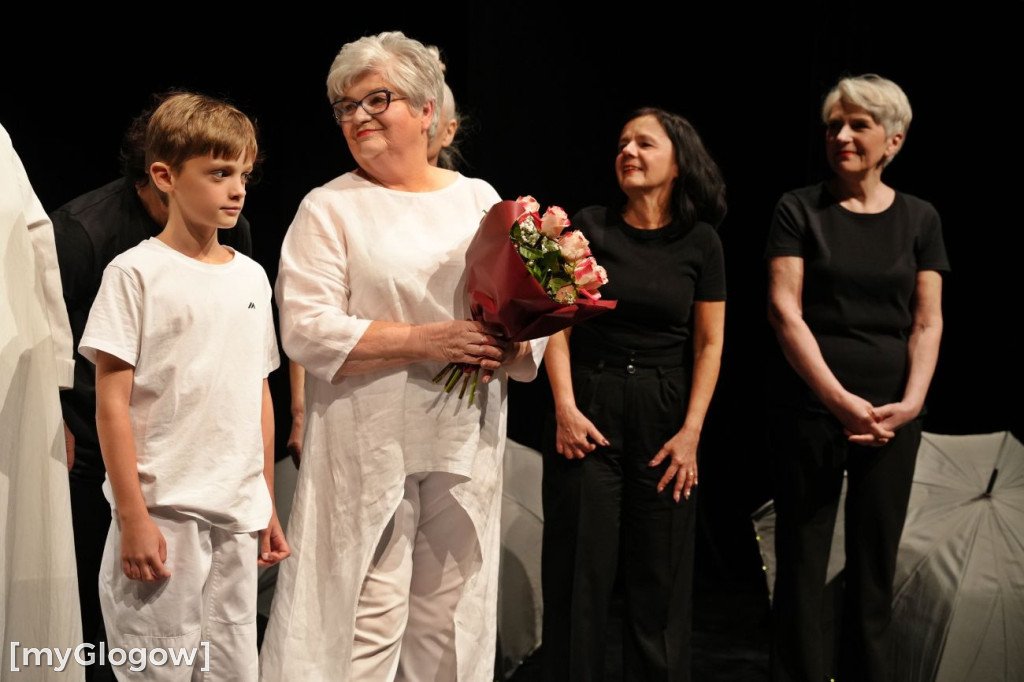 Aktorzy UTW na scenie teatru