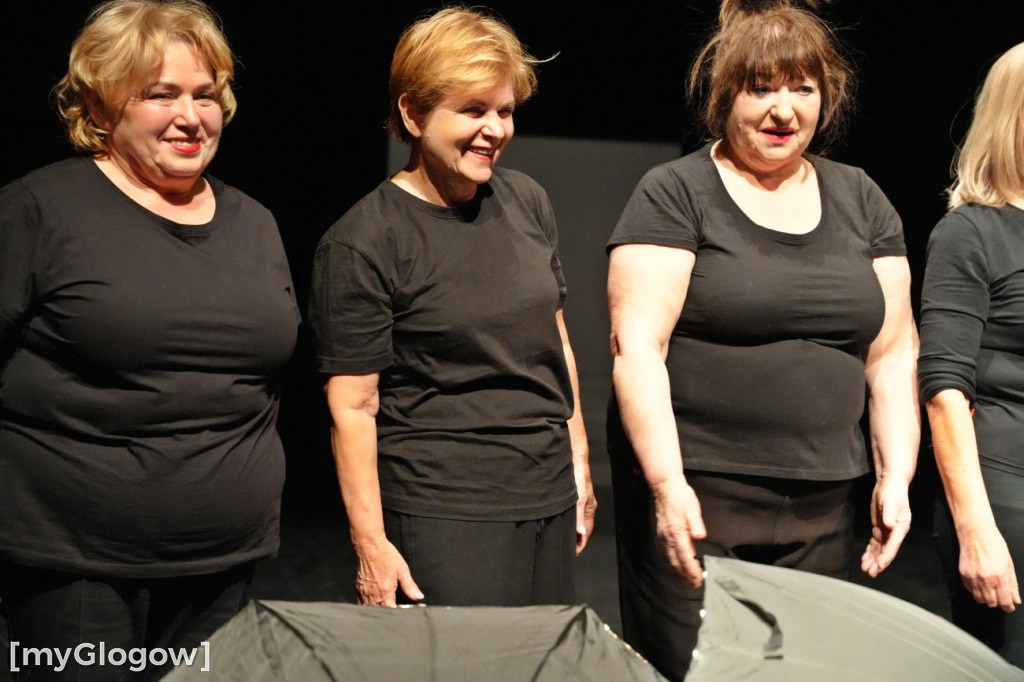 Aktorzy UTW na scenie teatru