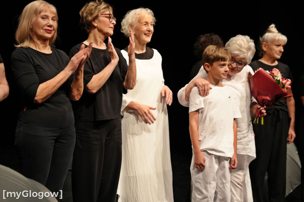 Aktorzy UTW na scenie teatru