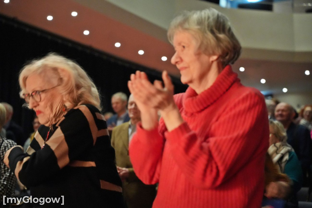 Aktorzy UTW na scenie teatru