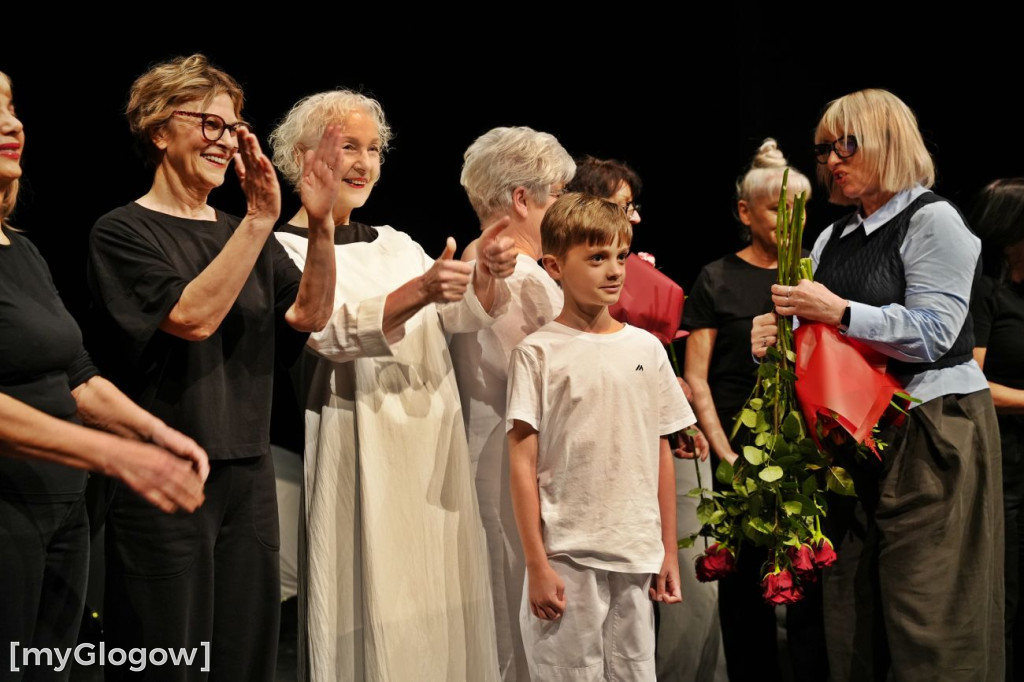 Aktorzy UTW na scenie teatru