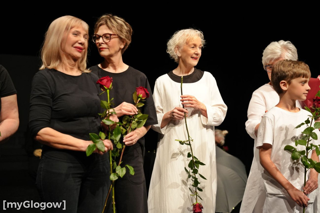 Aktorzy UTW na scenie teatru