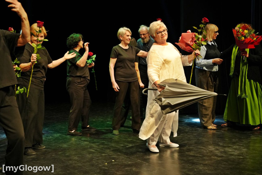 Aktorzy UTW na scenie teatru