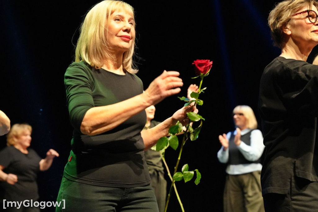Aktorzy UTW na scenie teatru