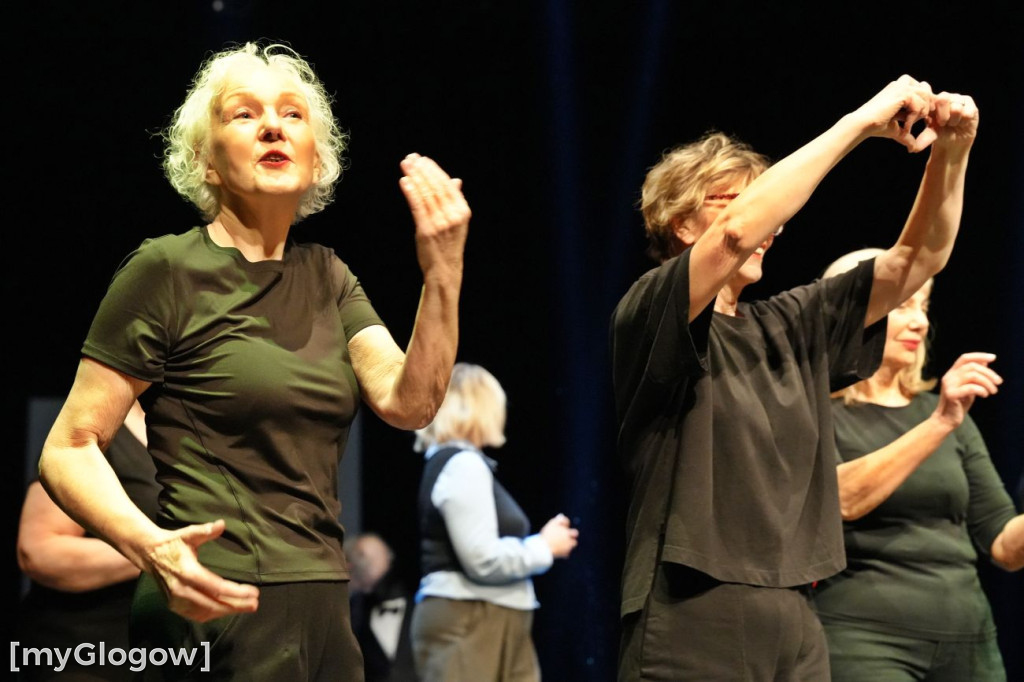 Aktorzy UTW na scenie teatru