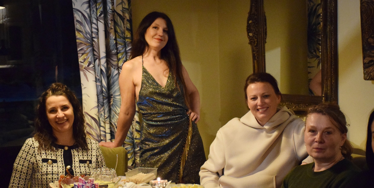 W balowych sukniach na śniegu i w mrozie