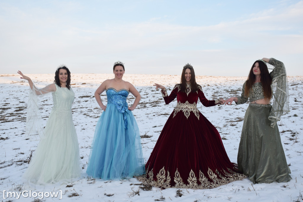 W balowych sukniach na śniegu i w mrozie