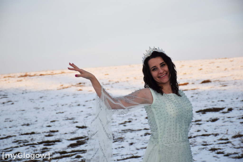 W balowych sukniach na śniegu i w mrozie