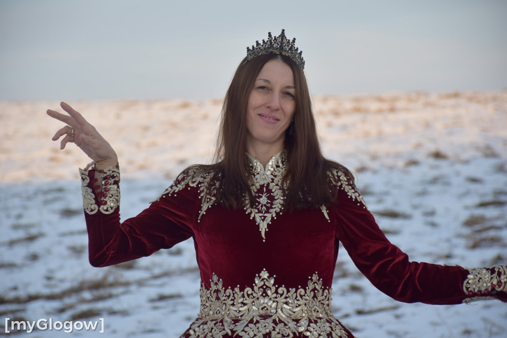 W balowych sukniach na śniegu i w mrozie