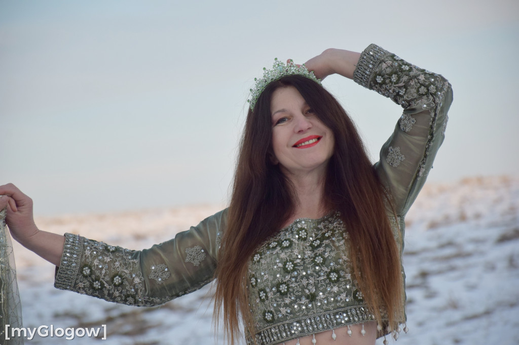 W balowych sukniach na śniegu i w mrozie