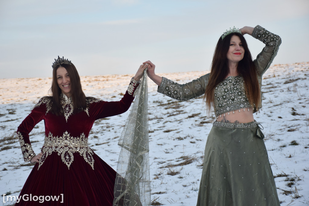 W balowych sukniach na śniegu i w mrozie