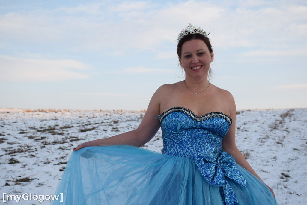 W balowych sukniach na śniegu i w mrozie