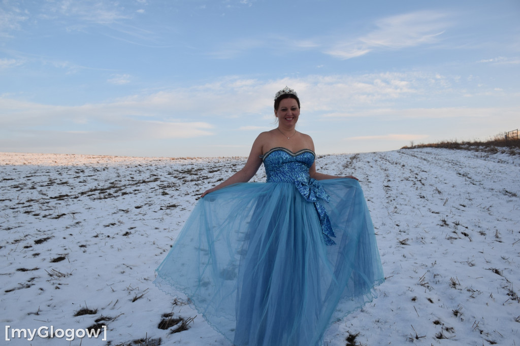 W balowych sukniach na śniegu i w mrozie