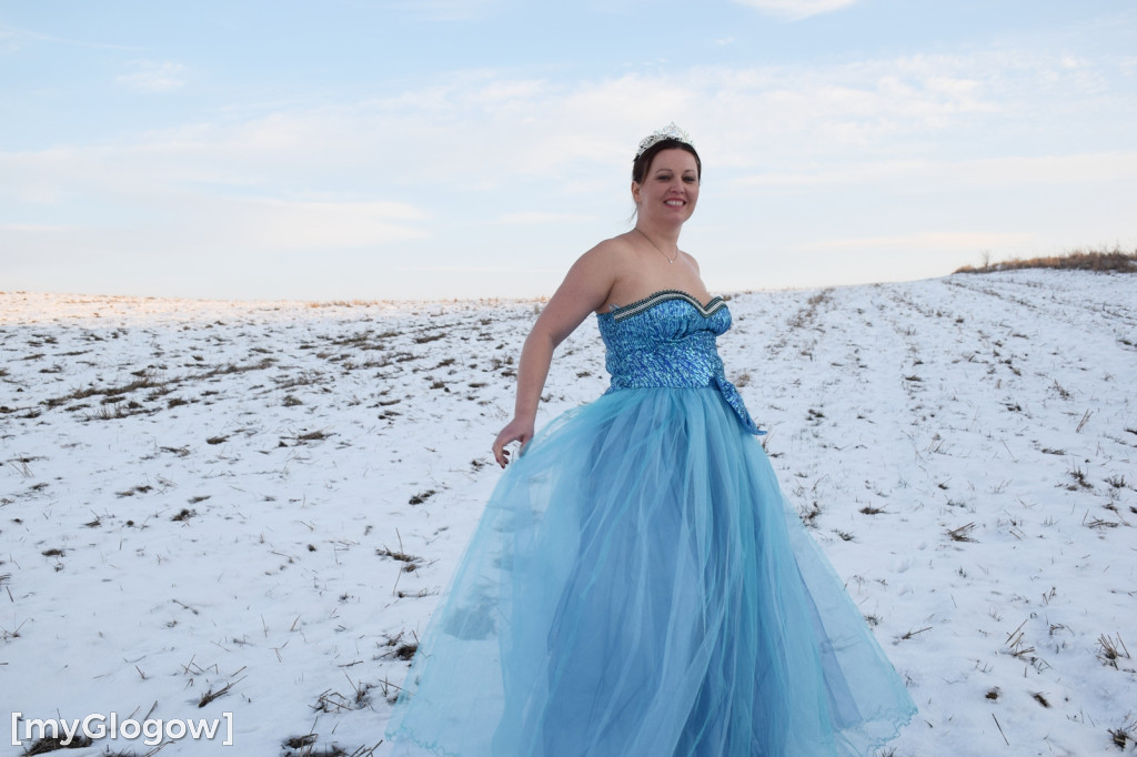 W balowych sukniach na śniegu i w mrozie