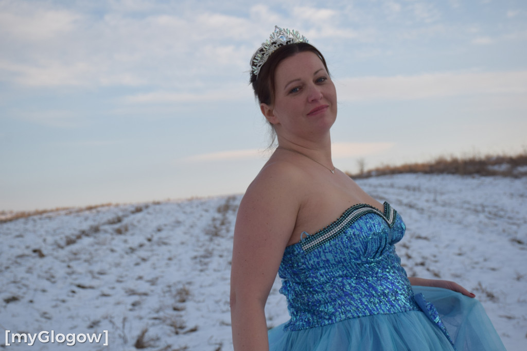 W balowych sukniach na śniegu i w mrozie