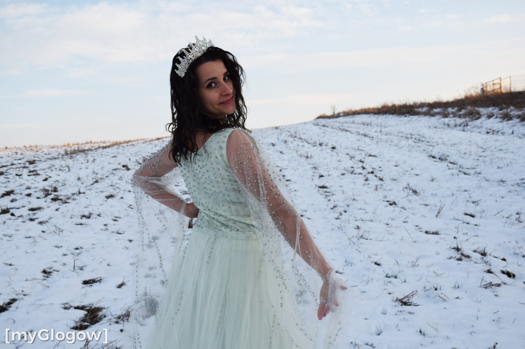 W balowych sukniach na śniegu i w mrozie