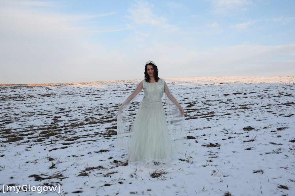 W balowych sukniach na śniegu i w mrozie