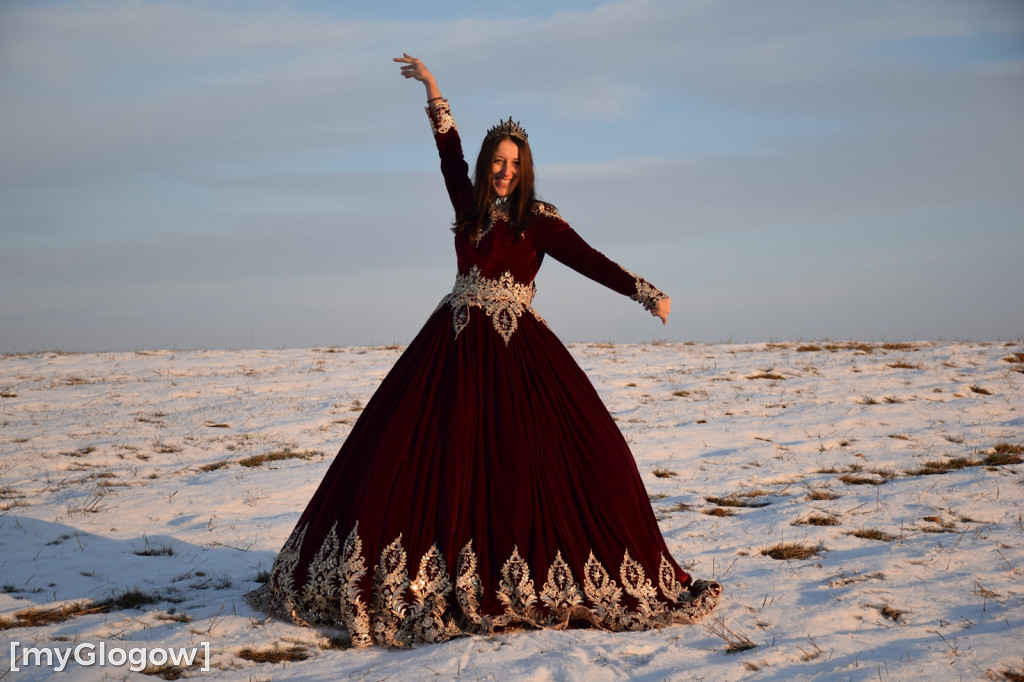 W balowych sukniach na śniegu i w mrozie