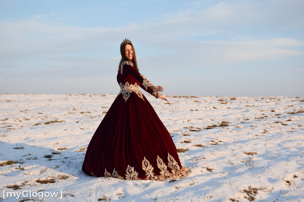 W balowych sukniach na śniegu i w mrozie