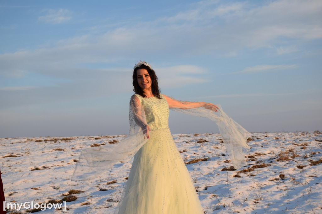 W balowych sukniach na śniegu i w mrozie