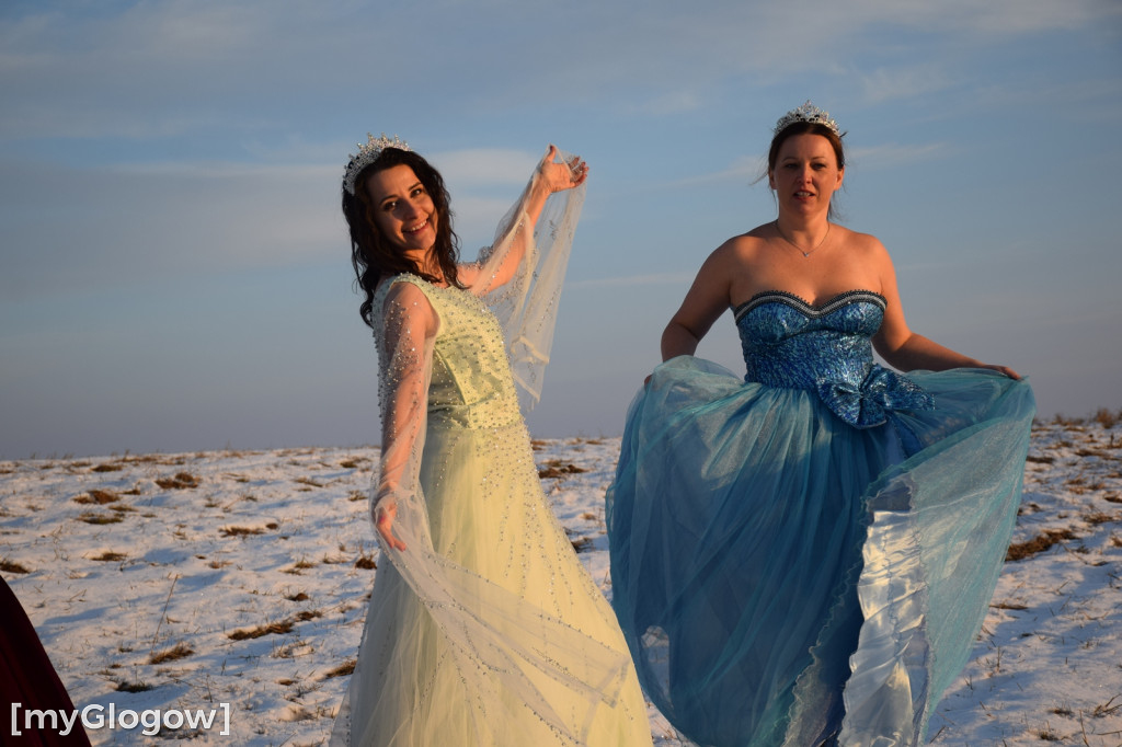 W balowych sukniach na śniegu i w mrozie