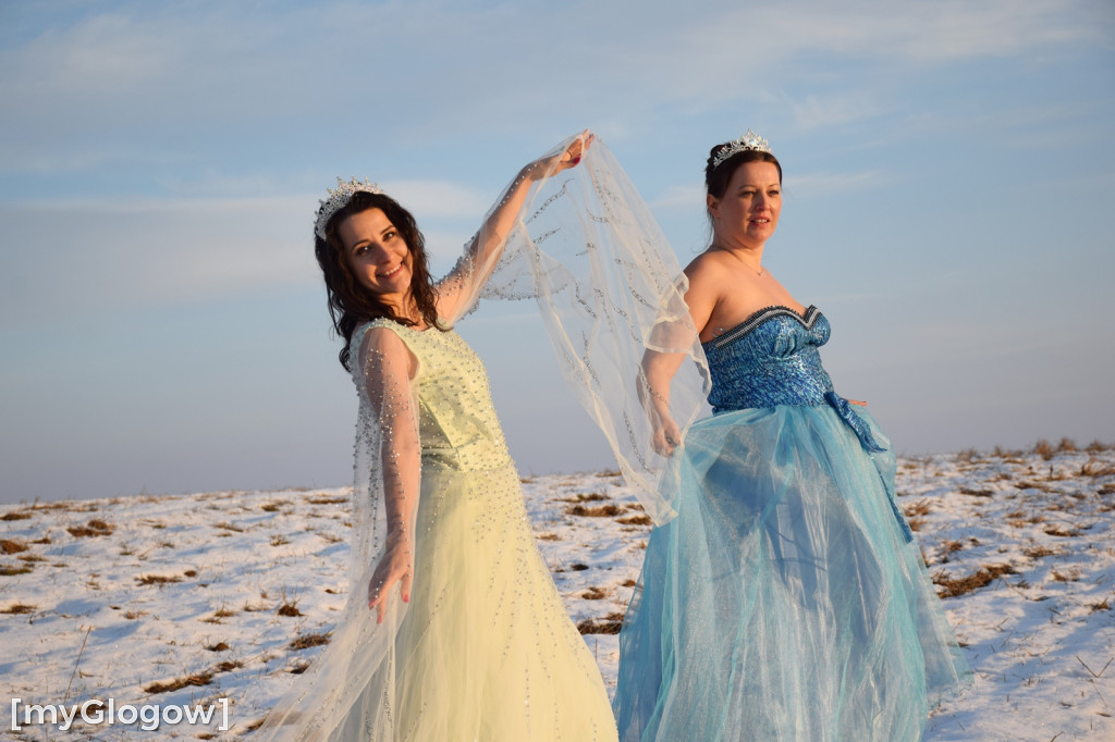 W balowych sukniach na śniegu i w mrozie