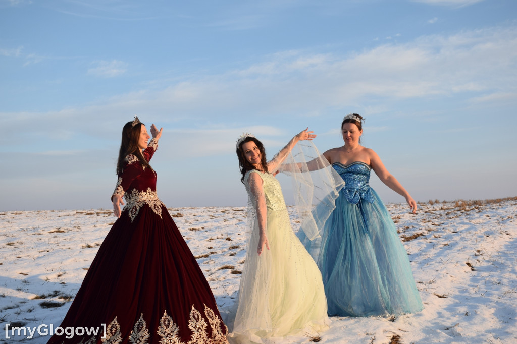 W balowych sukniach na śniegu i w mrozie