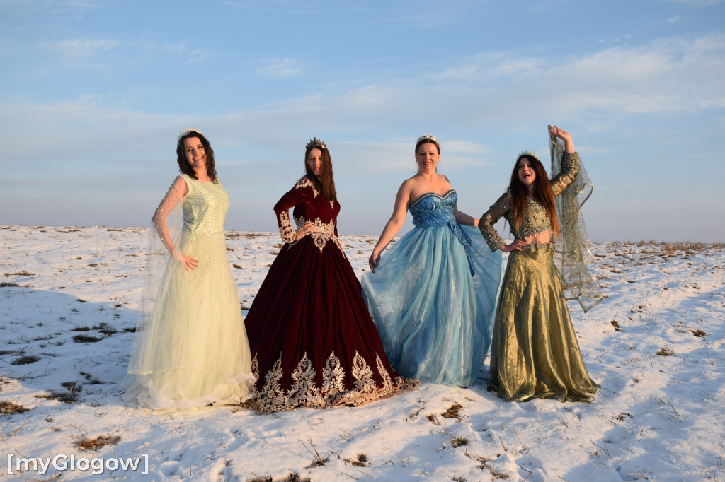 W balowych sukniach na śniegu i w mrozie