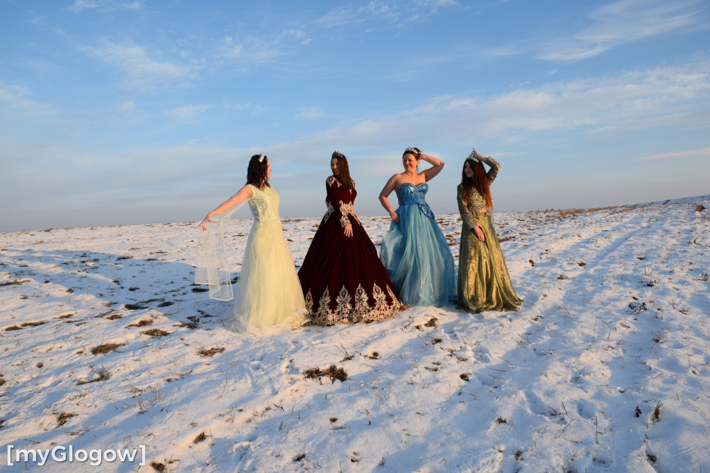 W balowych sukniach na śniegu i w mrozie