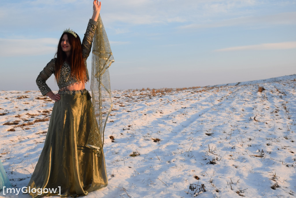 W balowych sukniach na śniegu i w mrozie