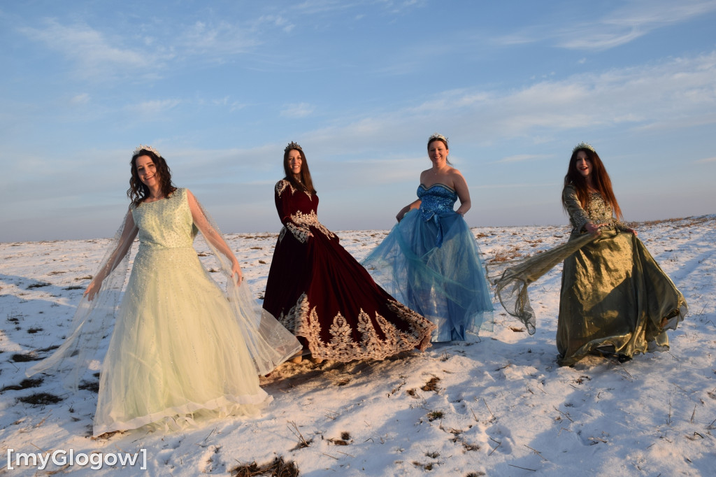 W balowych sukniach na śniegu i w mrozie