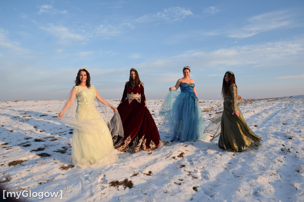 W balowych sukniach na śniegu i w mrozie