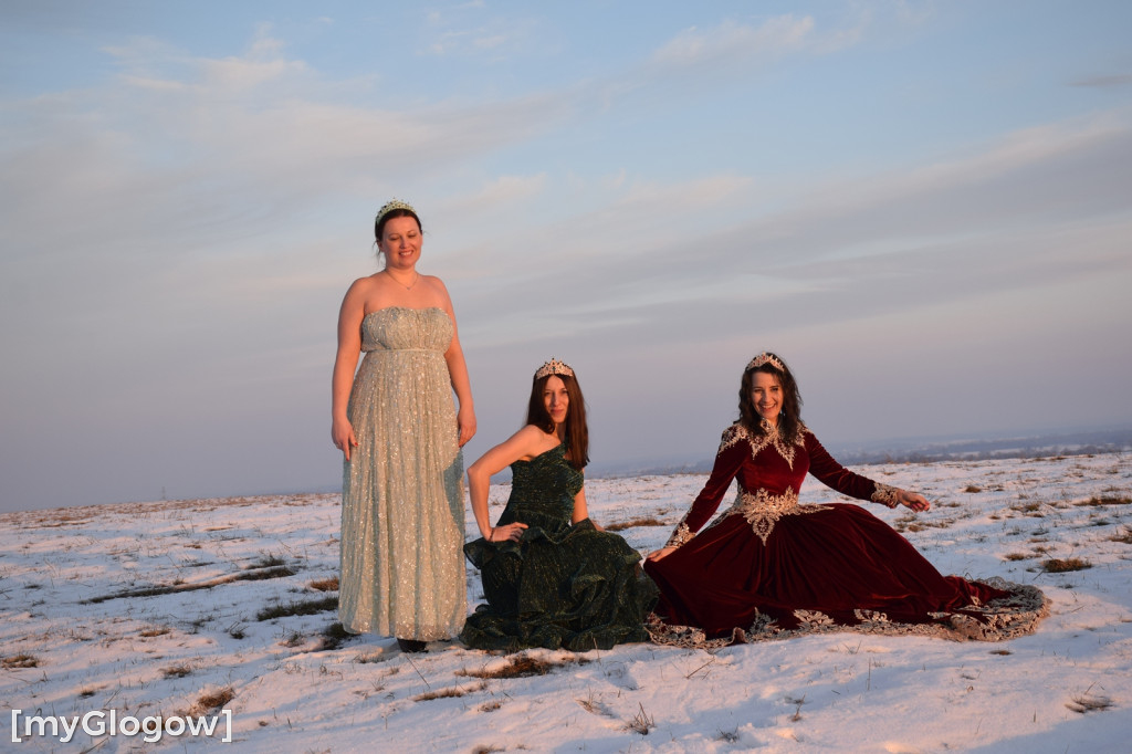 W balowych sukniach na śniegu i w mrozie