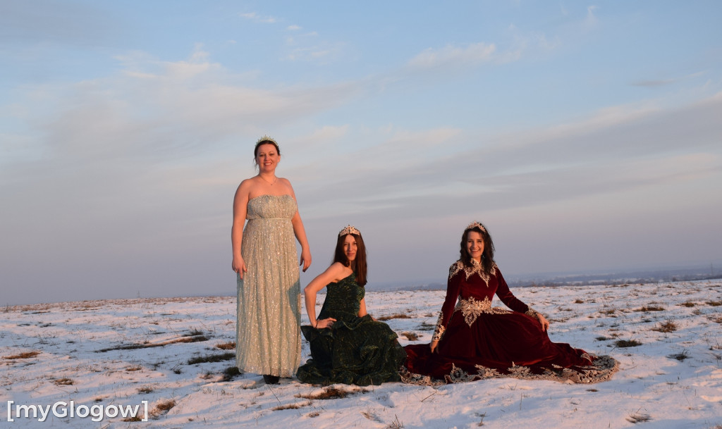 W balowych sukniach na śniegu i w mrozie