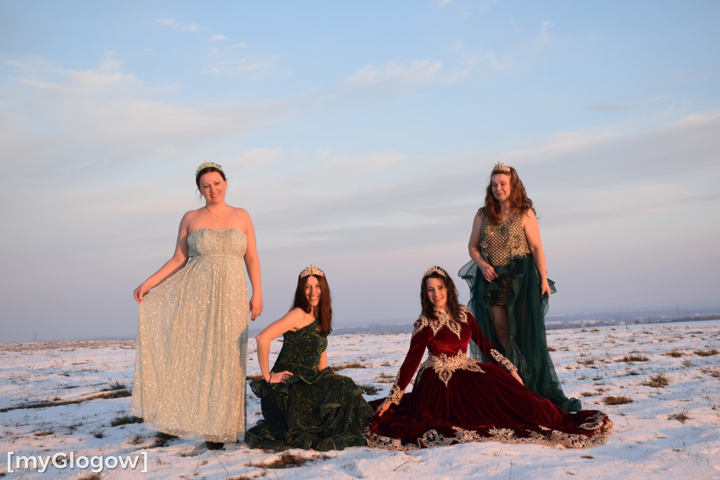 W balowych sukniach na śniegu i w mrozie